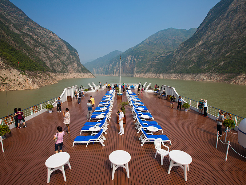 Nave della crociera su Fiume Azzrro