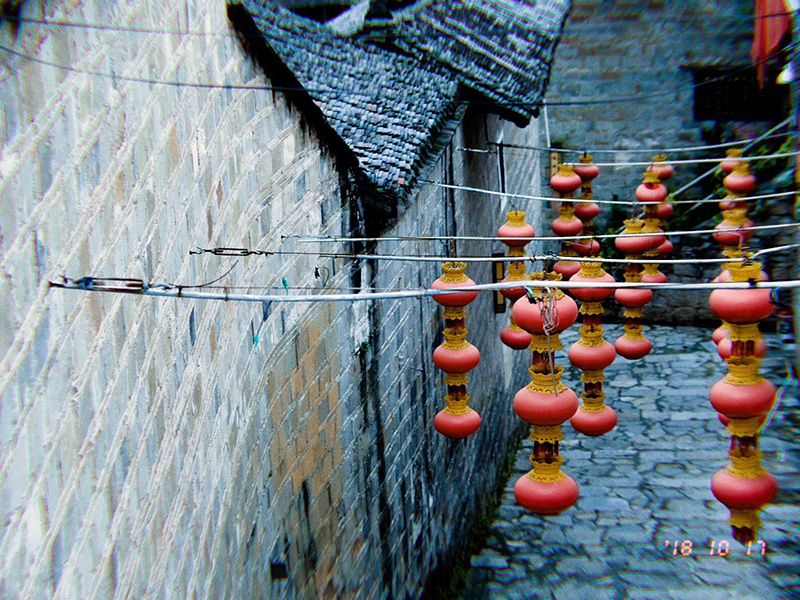Vicolo decorato con lanterne rosse DI ZHENYUAN