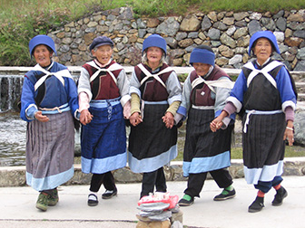 Anziani di etnia Naxi